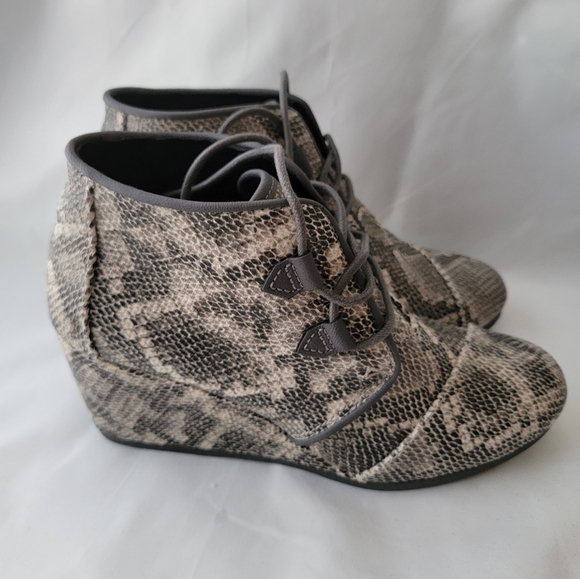 NIB-TOMS KALA FAUX SNAKE WEDGE ANKLE BOOTIE SIZE 10 - Picture 2 of 11